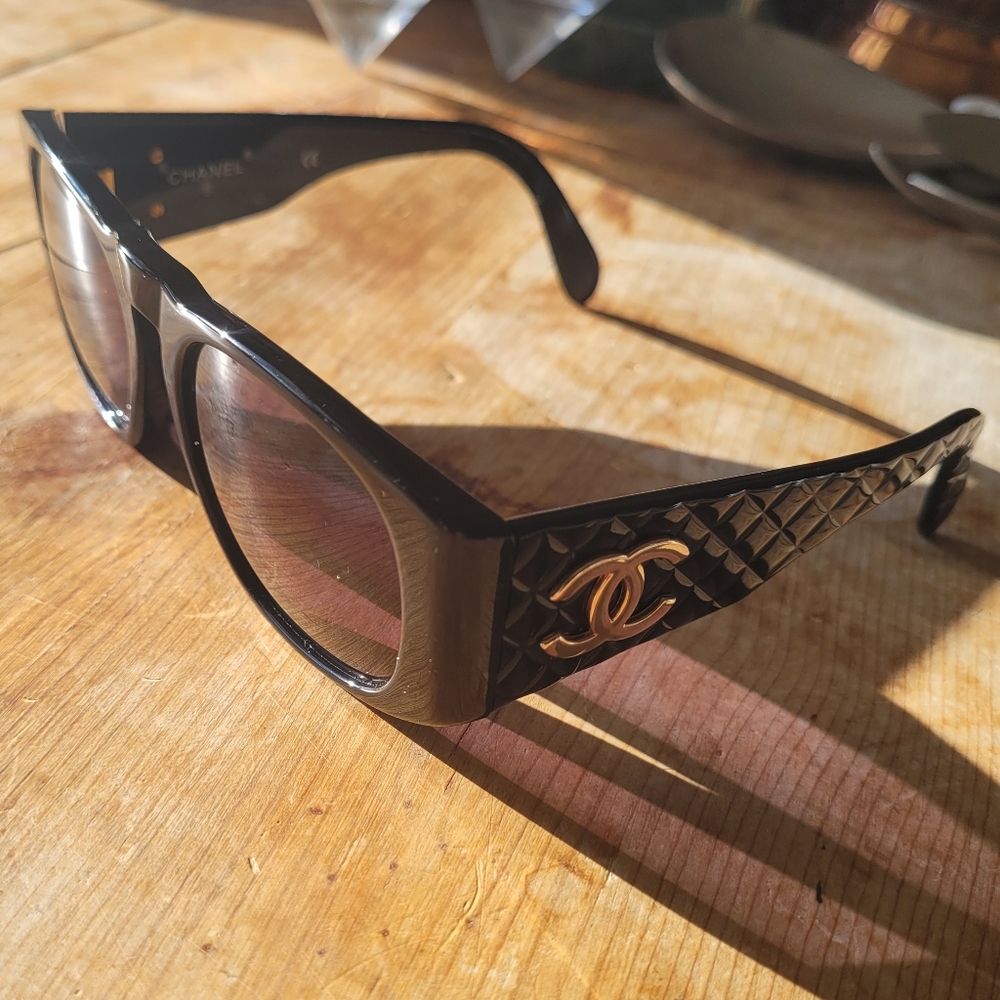 CHANEL Black Sunglasses with Gold Logo - Picture 1 of 9